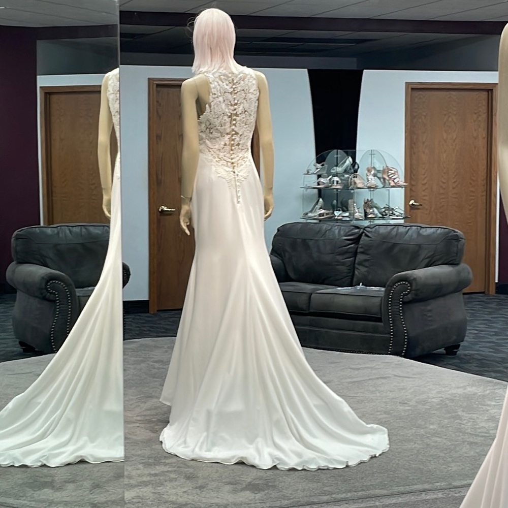 Allure Romance 3063 Ivory size 10 wedding gown